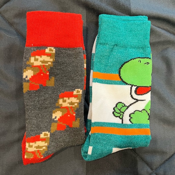 FREE WITH PURCHASE Nintendo Mario and Yoshi crew socks - Picture 2 of 8